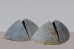Zwei Kapseln mit Spalt, Steinzeug-Freifeuerbrand, 2003, H 14 cm